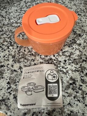 NWOT Tupperware CrystalWave Orange soup container